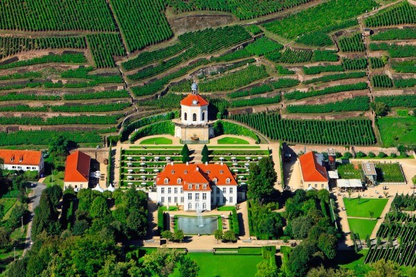 Schloss Wackerbarth in den Weinbergen von Radebeul im Elbtal bei Dresden