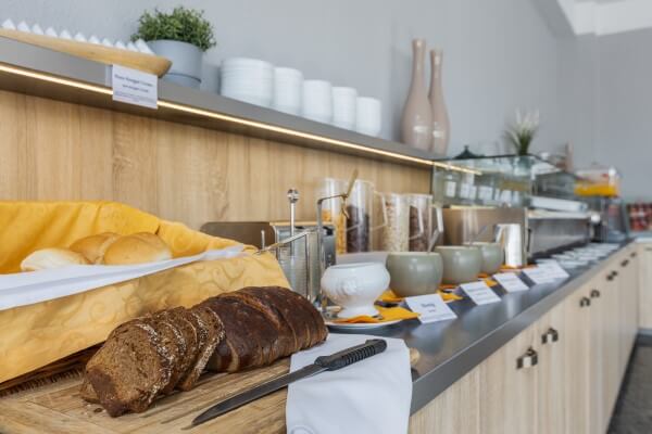 Frisches Brot und Brötchen beim Frühstücksbuffet im WEST Hotel Radebeul