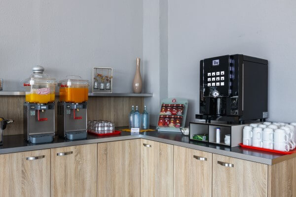 Kaffee, Tee, Säfte und Wasser sind für unsere Gäste zum Frühstück jederzeit verfügbar.