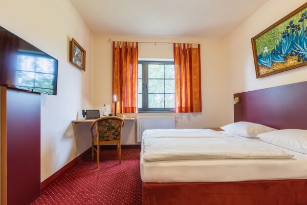 Standard Hotel Doppelzimmer für zwei Personen im Doppelbett 